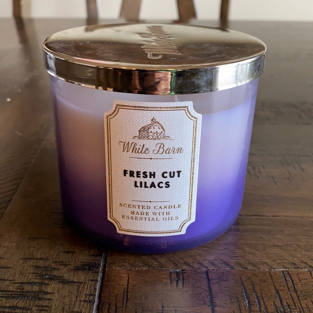 White Barn Candle Fresh Cut Lilacs